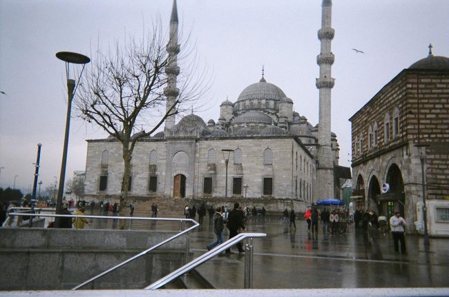イェニ・ジャミィの外観その２。右にはエジプシャン・バサールが。