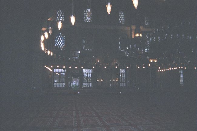 イェニ・ジャミィの内部。