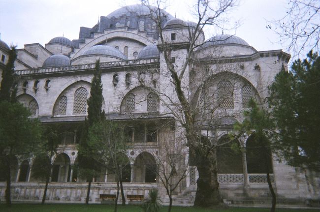 【トルコ９日目】　トルコ滞在もこの日が最後。自由時間があったので、イスタンブール一人歩きをしてみました。まずスュレイマニエ・ジャミィへ。ミマール・スィナンが設計した丘の上に建つジャミィです。