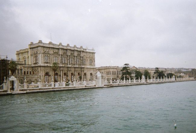 ボスポラス海峡から見たドルマバフチェ宮殿。この宮殿のインテリアはほんとうに豪華！！全体的にヨーロッパ風で、イスラームの香りがしない部屋もありました。禁止されていた油絵が飾ってありましたし。壮麗でとてもすばらしい宮殿だとは思うんですが、個人的にはイマイチです…。ここがトルコでなければもう少し気に入ったかも…。