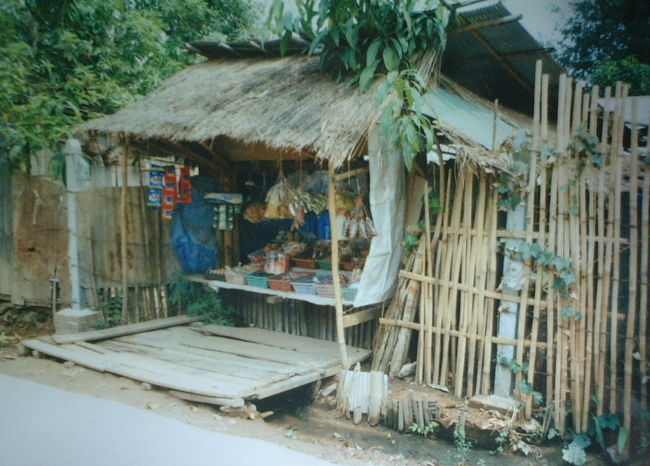 オカシを買った子供達の感心はそれのみで、そばにいるこのオジサンに見向きもしない、オイ・・とも云えないし、写真撮るぞとも云えず・・だまってシャッターを押した。<br /><br /><br /><br /><br /><br /><br /><br /><br /><br /><br /><br /><br /><br /><br /><br /><br /><br /><br />