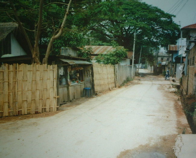 駄菓子屋の風情はなんとも云えず・・ナゴミがある。店を覗いたら・・何か買わなくて?・・かといって言葉が通じるか?ここはミャンマー。オバアサンが出てきたら何と云って退却するか?？・・で行動に移せず・・残念。