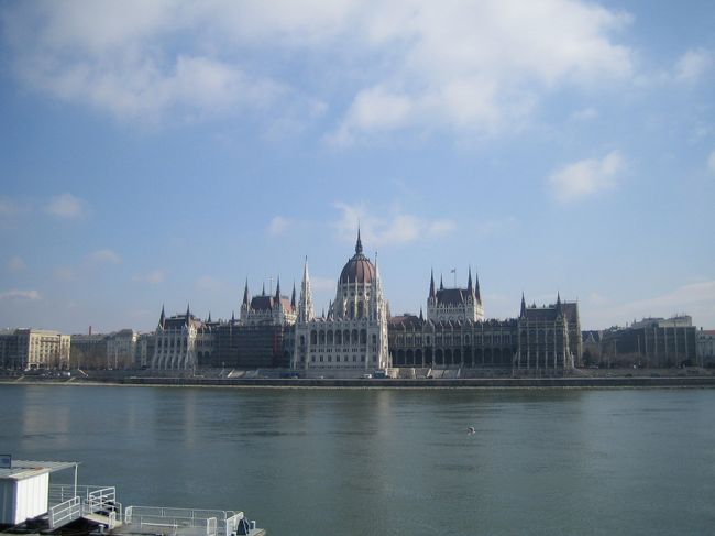 朝の国会議事堂対岸。<br />いやぁ、結局今回の旅でも<br />国会の中に入りませんでした。<br />お金が・・・。