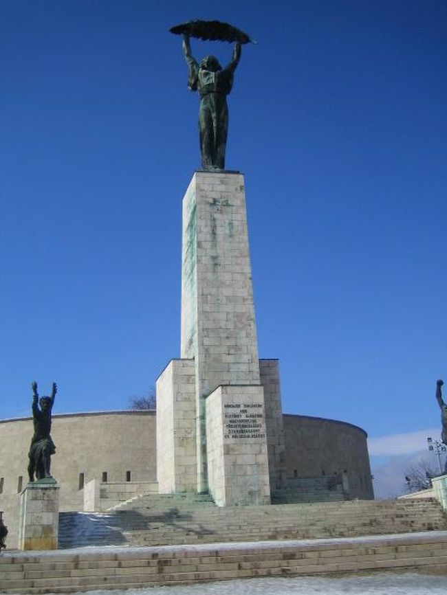 ということで、ブダ側のちょっと南に位置する<br />「ゲッレルートの丘」を登る。<br /><br />王宮の丘とは違って、<br />徒歩でしかいけない。<br />まぁ、バスでも途中からいけるようなんだけれども。<br />ゲッレルート温泉＆ホテルの裏から、<br />階段をえっちらおっちら登っていきました。<br /><br />地面凍っていて滑ったりも。