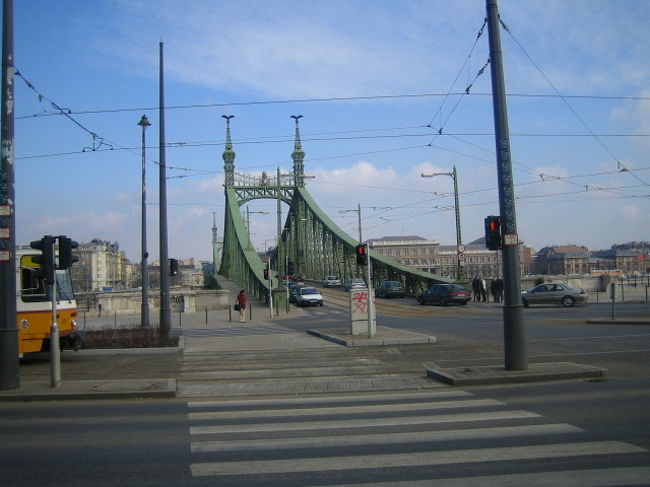 ゲッレルート温泉＆ホテルの前にあるのは<br />自由橋。<br />緑色の鉄骨が印象的。<br />トラムも走っております。