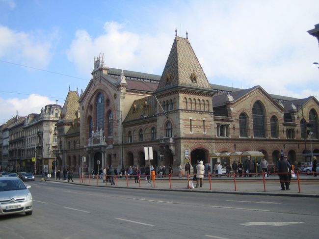 自由橋を渡った先には<br />中央市場。<br />食の宝庫。<br /><br />いやぁ、またここでランゴシュを食べたけれども、<br />油ギッシュで気持ち悪くなった。<br />おいしいのは最初の二口くらいまで。<br /><br />後からきつくなる。