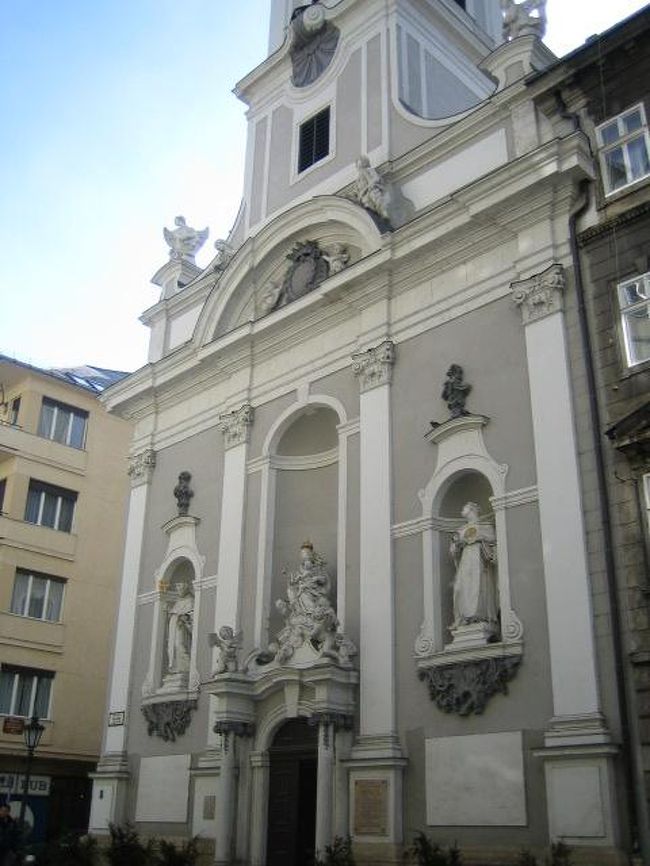 ヴァーツィ通りに面した境界。<br />ショップが並ぶとおりに<br />教会があるとはね。<br />なかなかおしゃれだし、興味がやっぱりわいた。