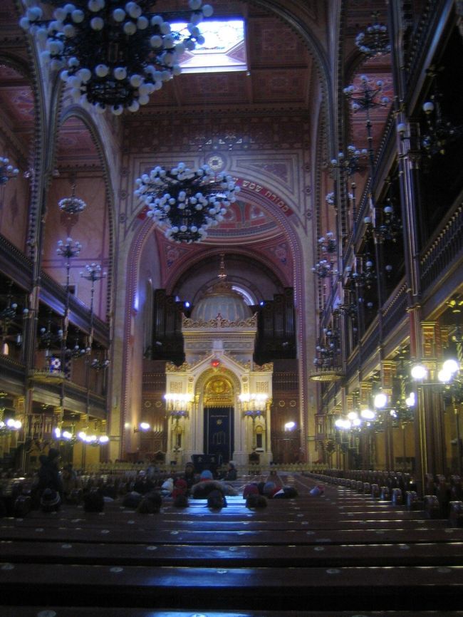 中もまたひと味も二味も違っています。<br />なんか蒼いです。<br />青じゃないですね、蒼ですね。<br />不思議な空間だ。