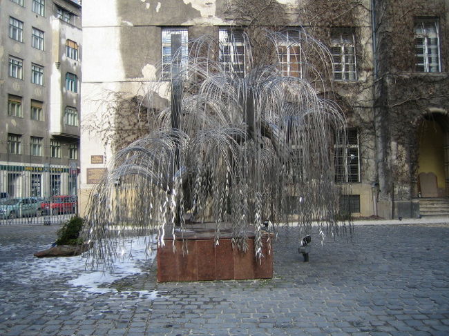 一瞬植物かと思いきや、<br />なんとモニュメント。<br /><br />金属でできていました。<br />いやぁ、すごいや。