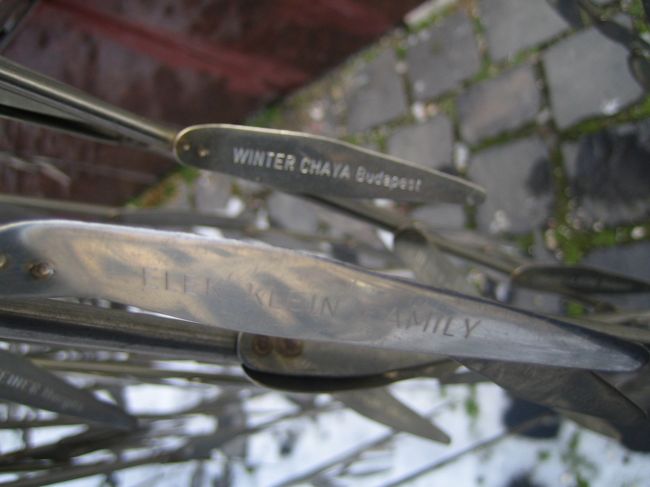 わかりますかねぇ？<br />その金属の植物。<br />葉っぱの一つ一つになんと名前が書いてありました。