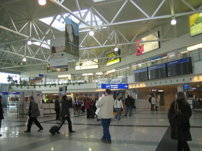 はい、ということで<br />ハンガリーはフェリンジ空港。<br /><br />いわくつきの空港で、<br />ただでは飛ばないらしいと聞いていた。<br /><br />結果は、<br />フライトタイム直前で<br />ゲートが変更されるというなんだかなぁの仕打ち。<br />飛行機は目と前の鼻、<br />というか隣のゲートにあるのに、<br />バスに乗らされる。