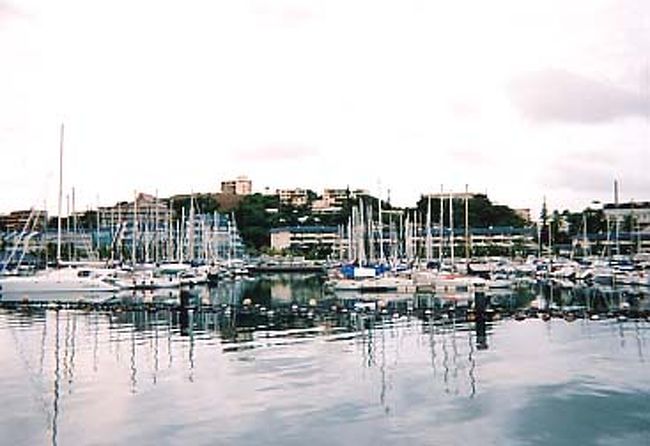 ホテルまでお迎えのバスが来てくれて、朝市のよこにあるモーゼル港から船に乗り込む。この時は曇っていた。<br />