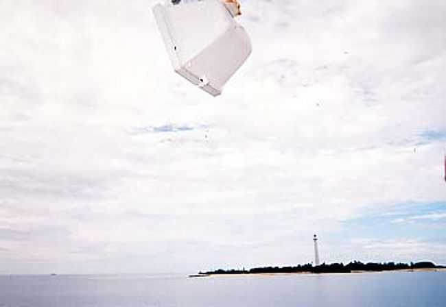 船で40分ぐらい、灯台が見えてくる。船にいる間、スタッフさんが歌を歌ってくれたり楽しませてくれる。日本の歌（「瀬戸の花嫁」「幸せなら手をたたこう」等）も歌ってくれた。