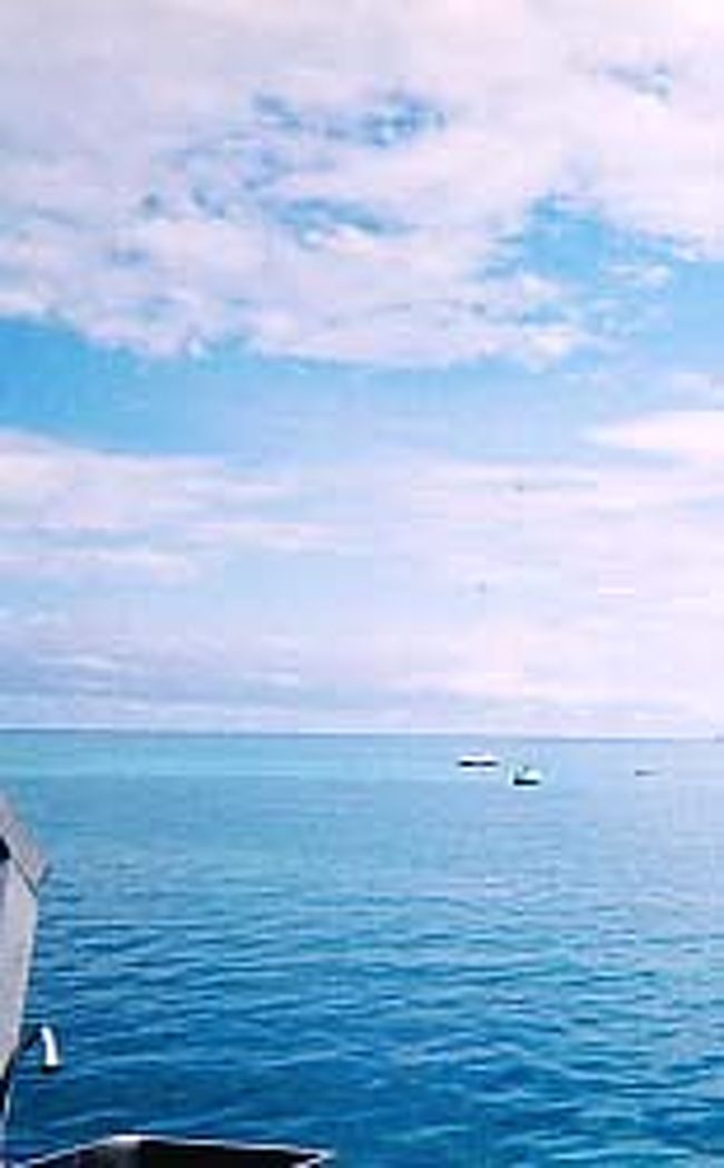 グラスボートかえ帰ると、同じ桟橋から「バリアリーフ．ディスカバリー」（バリアリーフの端まで連れていってくれる）の船が出るというので乗り込む。<br /><br />このあたりから急に晴れて来た。海の色がどんどんかわっていく！