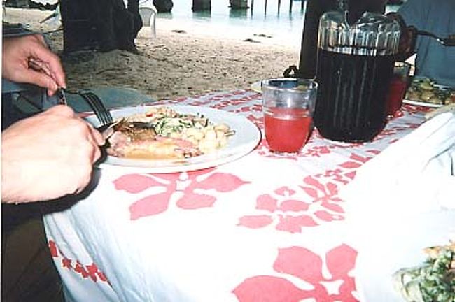 お昼になるとビュッフェのランチ。メインはカジキのグリルとローストビーフ。お肉よりもお魚がおいしく、カジキのグリルは肉厚で美味。普段は肉派のうちの旦那もカジキを「おいしい！」連発で食べていた。