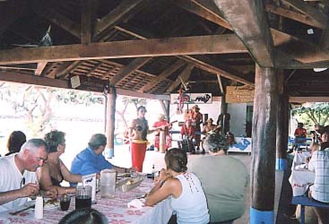 お昼の間もスタッフさんが、ダンスショーで楽しませてくれる。