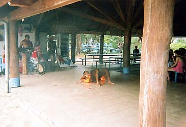 ファイヤーダンスショーまで。まるでお祭りみたいだ！