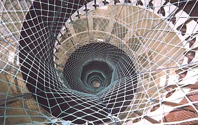 せっかくなので灯台にのぼることにした。料金は150<br />CFP（100CFP＝約120円）247段のらせん階段をのぼる。