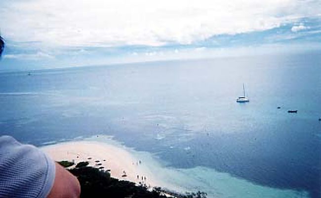 灯台の上から海を見渡す。下ではやしの木登り教室が開かれているのが見えた。