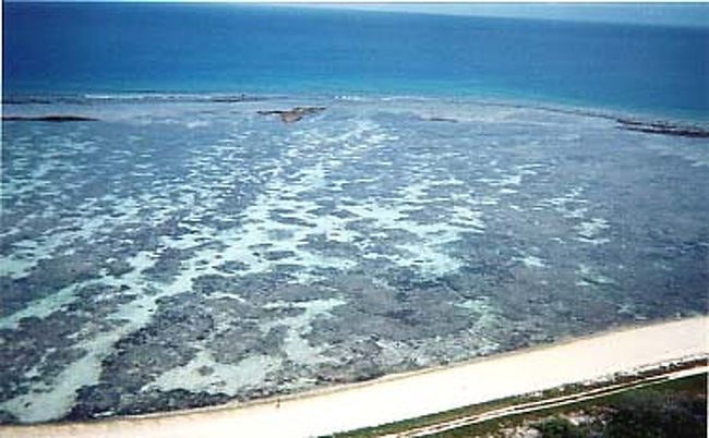 裏側のビーチ。見渡す限り絶景。階段がネックなのか私達が上にいる間、誰も他に登ってくる人はいなかった。こんなにキレイな景色が見られるのに．．．もったいない！