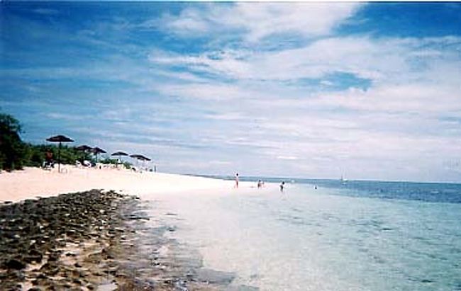 あとは出発時間までホテルから借りて来たシュノーケリングセットで海の中を楽しむことに。<br /><br />思わず走りたくなるようなビーチ