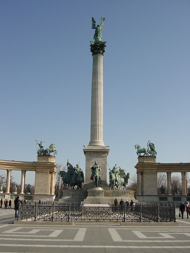 【２日目】　　　　　　　　　　　　　　　　　　　　　　　　　　　　　　　　英雄広場です。　　　　　　　　　　　　　　　　　　　　　　　　　　　　マジャル民族が現在のハンガリーの地を征服して1000年にあたる1896年に造られたそう。　　　　　　　　　　　　　　　　　　　　ハンガリーの英雄たちの像が見られます。中央の塔の頂には大天使ガブリエルの像が。