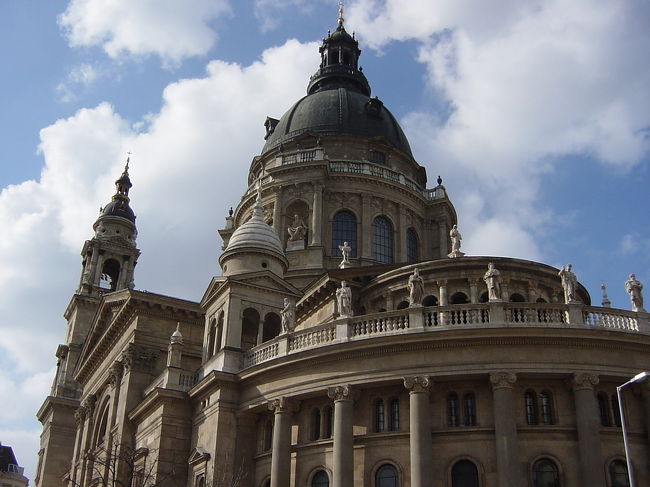 聖イシュトバーン大聖堂。とても大きな教会です。外観は新古典様式。