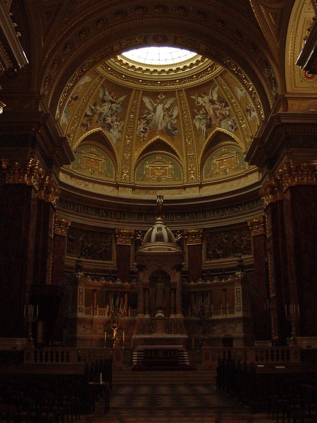 内装はネオルネサンス様式で、茜色と金の色使いが豪華!　　　　　<br />天井から光が差し込んできて荘厳な感じです。　　　<br />イシュトバーン一世の右手のミイラも見ることができました。