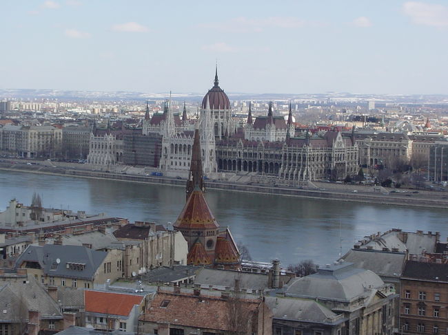 漁夫の砦から見た国会議事堂です。　　　　　　　　　　　　　　これが国会議事堂！？と思ってしまうような美しい外観をしています。