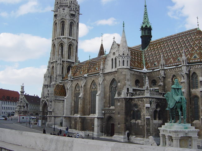 マーチャーシュ教会。　　　　　　　　　　　　　　　　　　　　　　　この教会は市民のための教会で、王の戴冠は三回しか行われていないのだそうです。　　　　　　　　　　　　　　　　　　　　　屋根は美しいモザイク模様です。