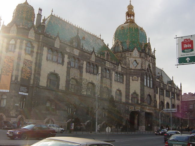 応用美術館。　　　　　　　　　　　　　　　　　　　　　　　　　　　これもレヒネル・エデンが設計に関わった建物です。　　　　　　　　　　　　緑のドームが目立っています！　　　　　　　　　　　　　　　月曜日だったので休館日でした。　　　　　　　　　　　　　　　ブダペストのレヒネル・エデン作品で唯一中に入れるところだったのに。ショック！