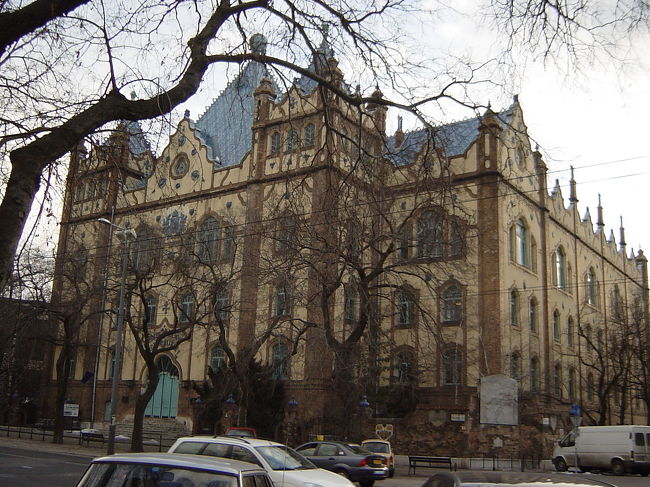 地質学研究所です。またもやレヒネル・エデンの建物。私がレヒネル・エデンという名前を知ったのはこの建物がきっかけになります。遠くからでもすぐわかるくらい個性的！