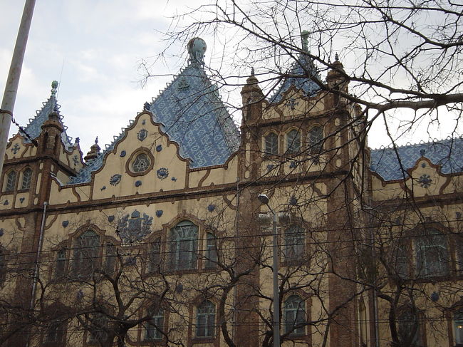 てっぺんの地球がかわいいですね〜。やっぱりうねうねだ！わりと行きづらいところにあったのですが、がんばって行ったかいはありました。