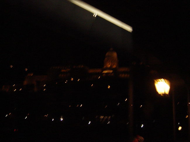 【１日目】　ライトアップされた王宮の丘です。ここは夜も見なくちゃだめですよね！