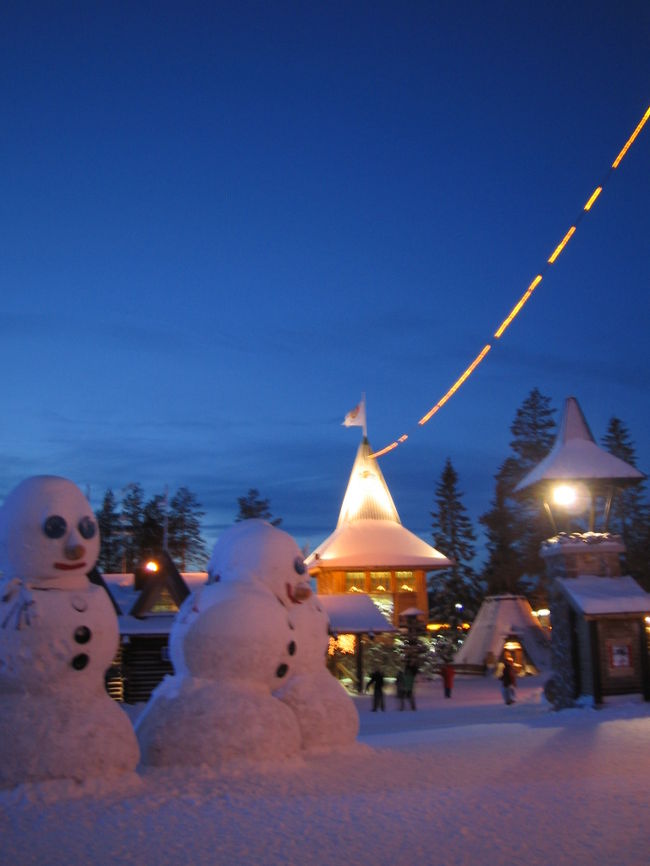 寄り添うサンタがリアルに見える。