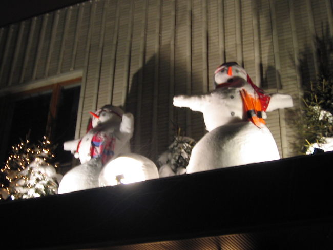 図書館の隣の建物。<br />入り口の屋根に雪だるま・・・ナゼ???<br />風に吹かれてユラユラ。