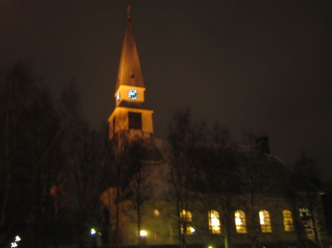 教会全体像。<br />裏ではたぶんお墓にローソクみたいなのをみんな飾りに来ていた。