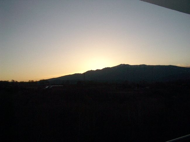 山に夕日が沈んでいきます。綺麗。