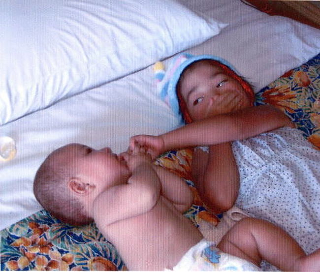 ベットでじゃれあう2人。