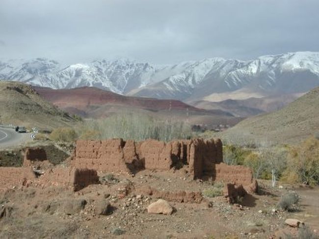 ☆オートアトラス☆マラケシュからワルザザートへ行く途中<br />マラケシュのHOTEL ALIのツアーに参加。<br />噂に違わぬ強行日程でヘトヘトになってしまったけど、見たかったところを効率よく廻れたし、ツアーメンバーとの楽しい時間ももてたから正解！大正解！<br />