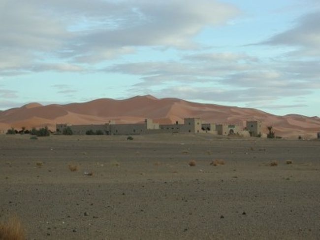 ☆メルズーカ☆　サハラ砂漠の入り口の町<br />砂漠っていきなりはじまるって知ってた？<br />マラケシュから車で揺られること1日。<br />いい加減疲れ果ててウトウトとしながら窓の外を見ると・・・うぉぉ！でっかい砂山っ！いや違う、でっかい砂漠！って言うかサハラ砂漠だぁぁ！<br />目の前の景色が絵のよう・・・まばたきするのがもったいないくらいの美！