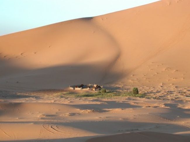 ☆砂漠の中のキャンプ場☆<br />メルズーカからラクダでゆらゆら1時間くらいの所にある、砂漠の中のキャンプ場。<br />夜はやっぱりさぶっ！けど、流れ星がたぁくさん見れた☆