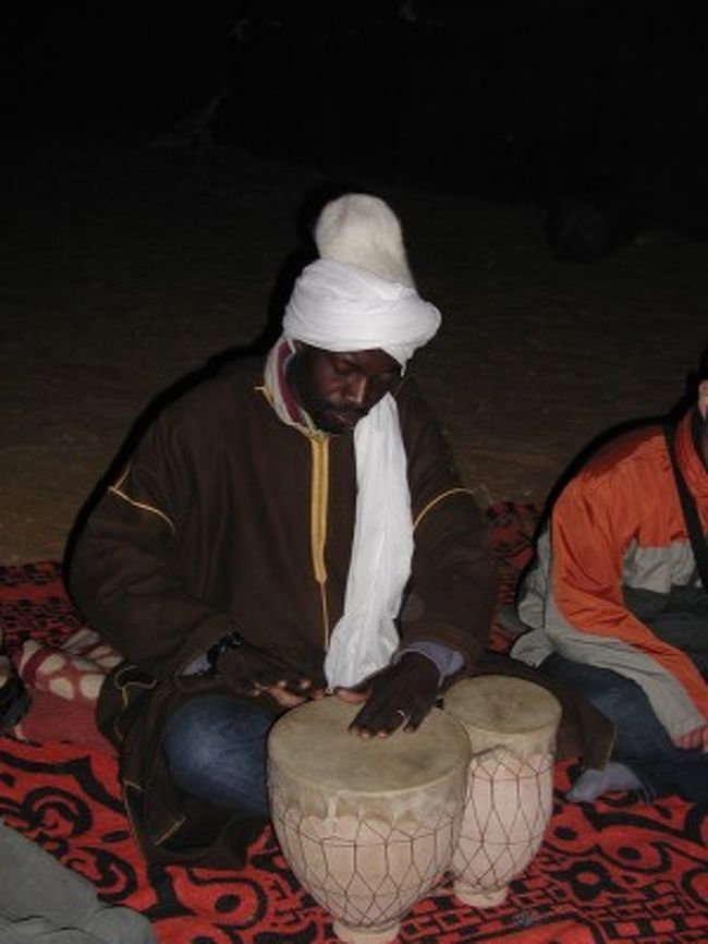 ☆キャンプの夜☆<br />ベルベルの音楽を聴きながら・・・<br />ツアー中恒例となっていた各国の歌を歌いあったりして・・サハラ砂漠で島唄・・サハラ砂漠でサザン