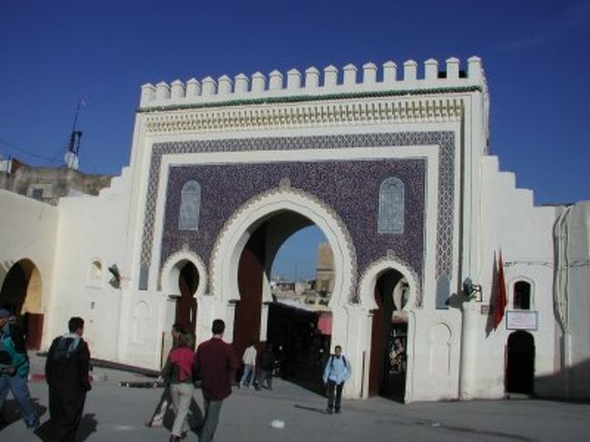 ☆ブー・シュルード門☆<br />このメディナの入口に辿り着いたとき、すでに3人目となるしつこくまとわりつく自称ガイドをようやく振り切り、写真をパシャ！・・・の“パ”くらいで次の自称ガイドがまとわりつく。あ〜〜、、この町嫌いになりそう‥