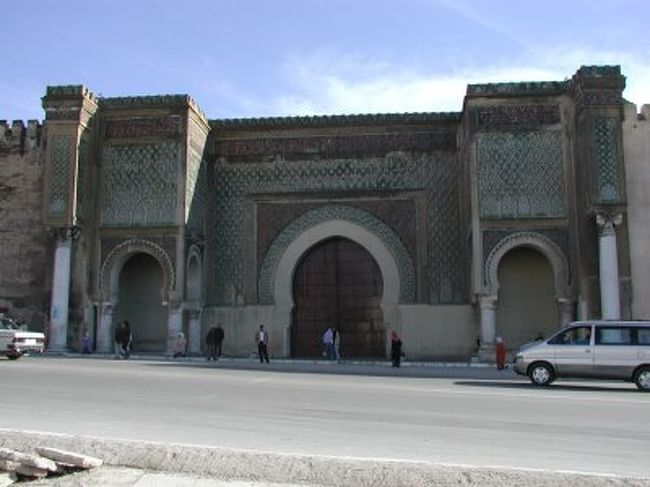 ☆マンスール門☆<br />メクネスはモロッコにはめずらしくお酒が置いている町。チリ・アルゼンチンで満喫したワイン三昧の日々をもう一度！とばかりに最近話題のモロッコワインを早速注文！わぁ〜〜い！・・・って、まずっ！<br />モロッコワインは私の口にはいまいち、、しかも結構高い…旅の楽しみの一つがなくなって残念…