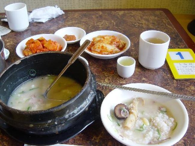 サムゲタンを食べている途中ですが、栗、朝鮮人参、などが見えますね。その向こうの杯に入っているのは、人参酒で食後に飲むとスッキリします。