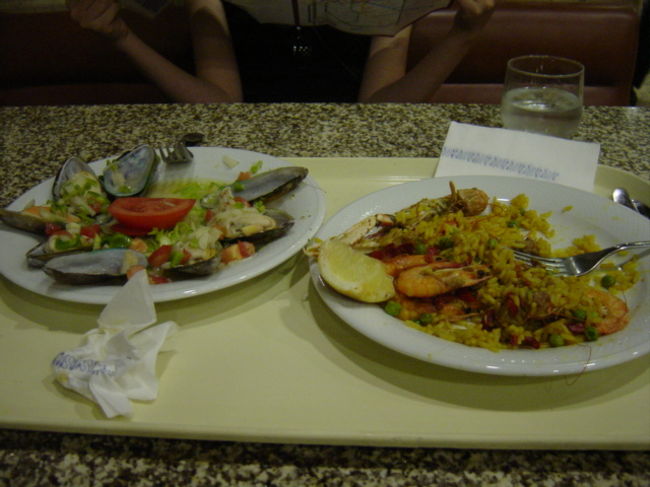 プラド美術館のカフェテリアにて。ここのパエリアとムール貝は絶品です。