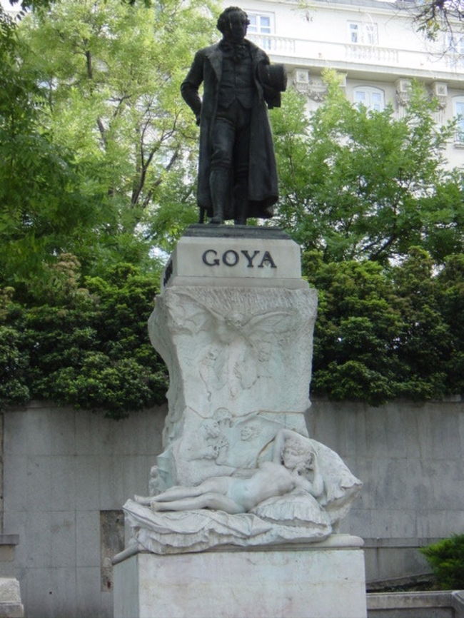 余談ですが、プラド美術館のゴヤ門に立つゴヤの像です。台座に「裸のマハ」が彫刻されています。