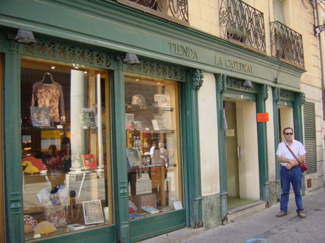 トレドの大聖堂（カテドラル）前に建っているおみやげ屋さん。ここで大聖堂の入場券を売っています。