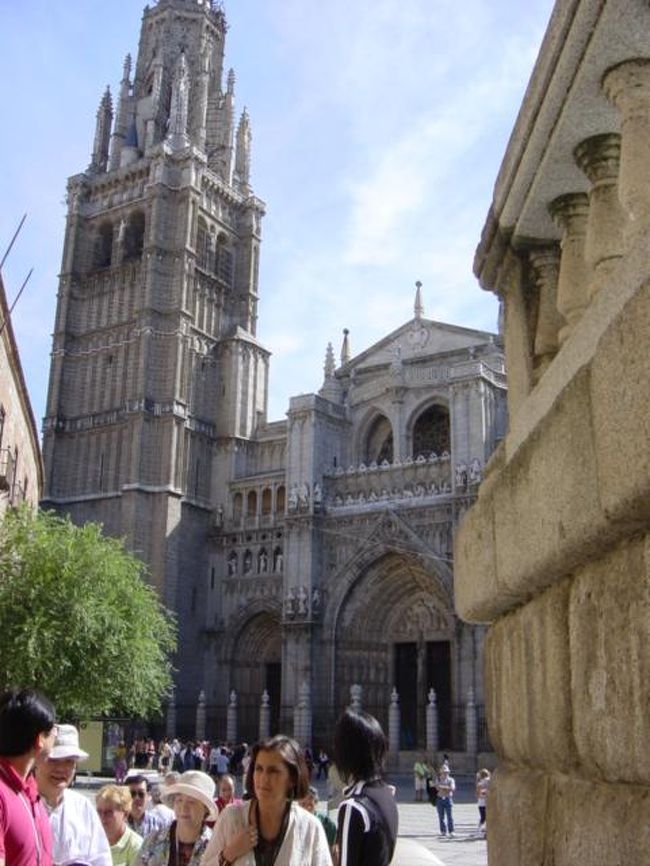 カテドラル（大聖堂）です。コンパクトカメラでは全部入りません。次回は一眼レフのカメラを持参しよーっと！